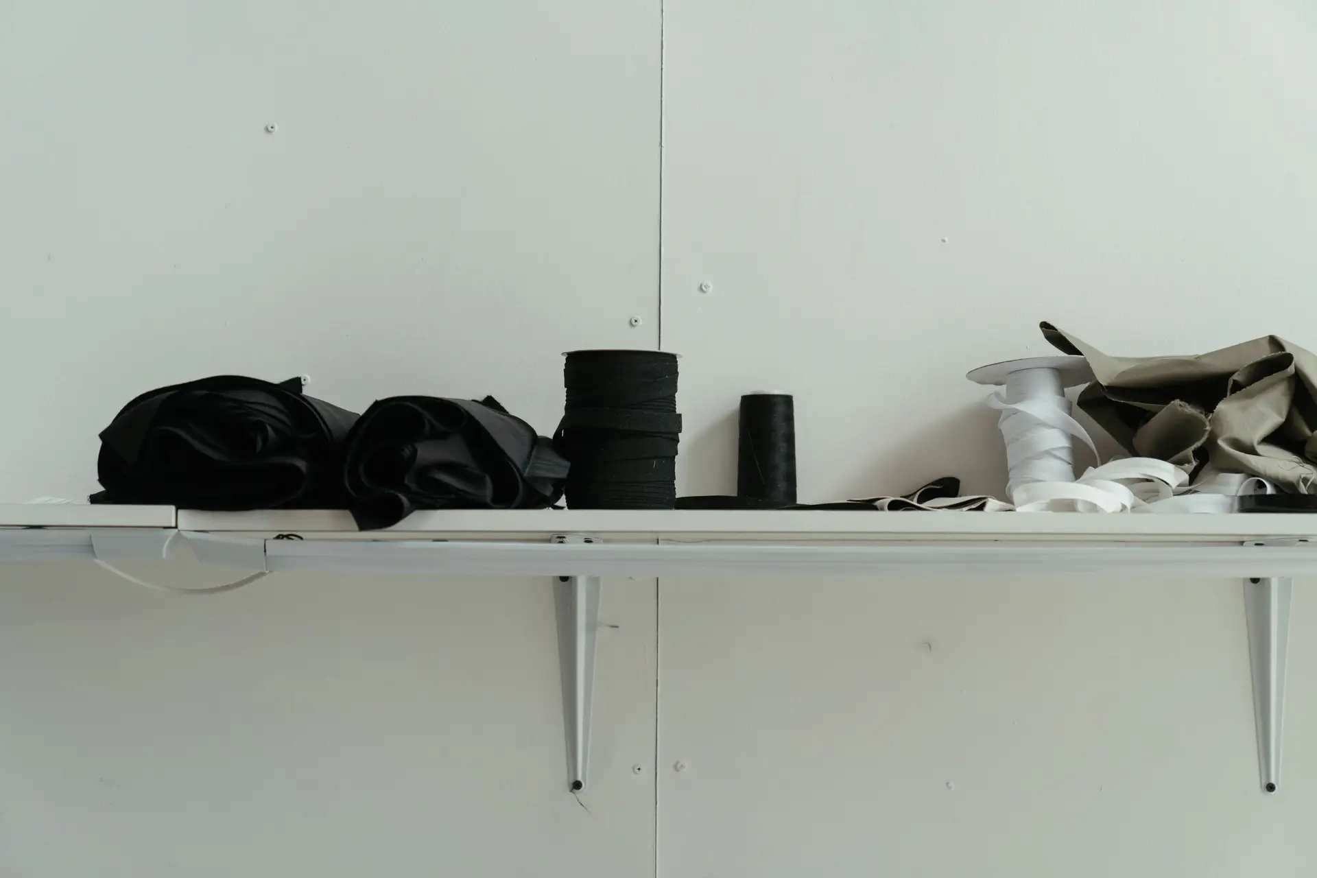 Atelierin minimalistinen sisustus